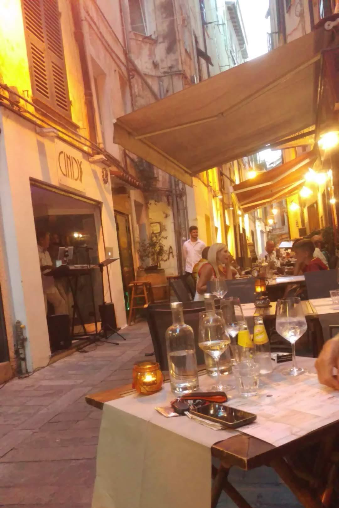 Straßenrestaurant in San Remo