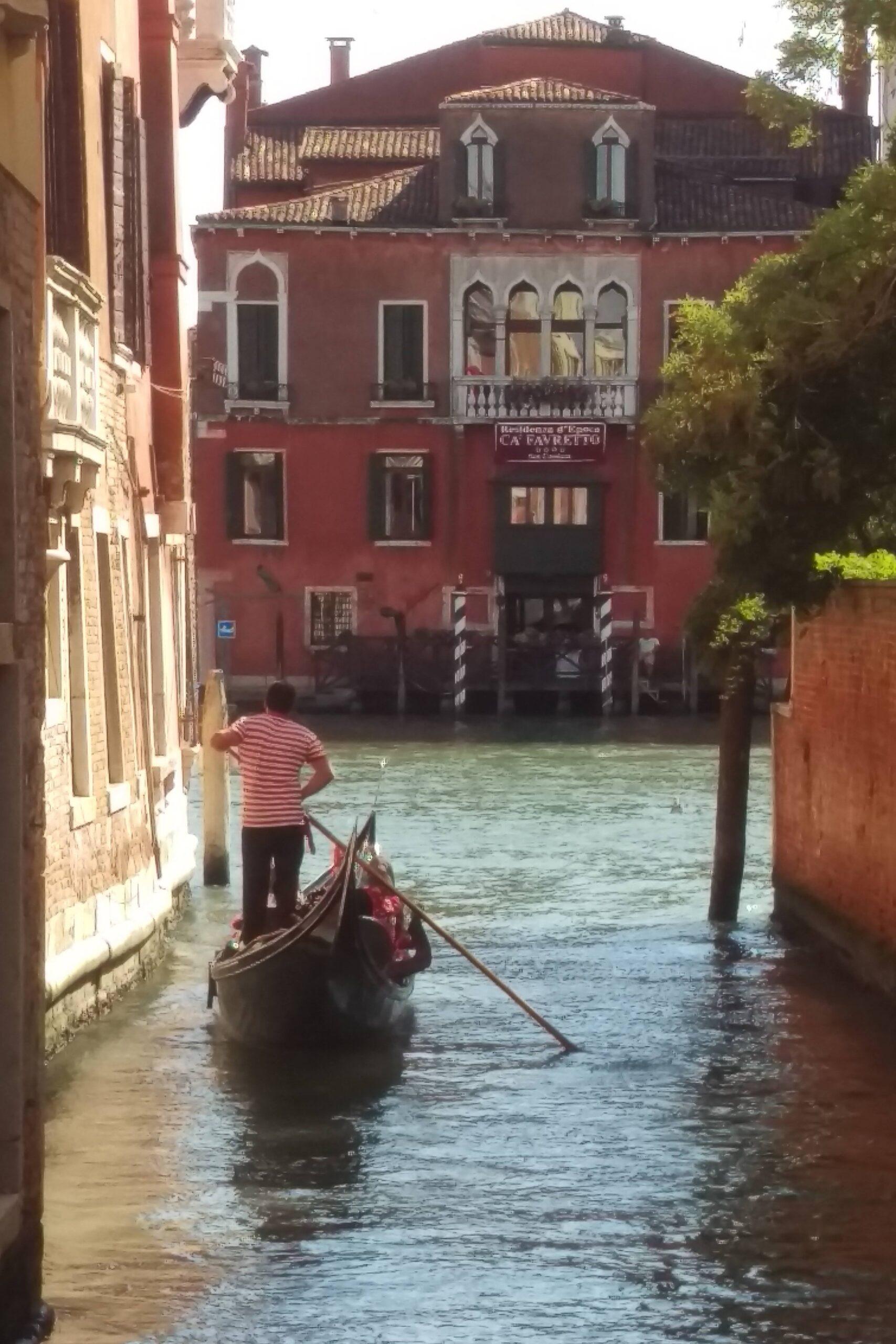 Kanäle und Gondel in Venedig