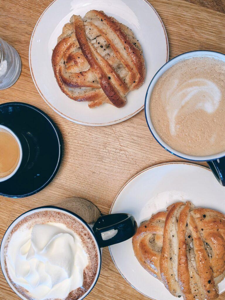Frühstück mit Kakao, Hafer Latte und Kardamom-Zimtschnecken